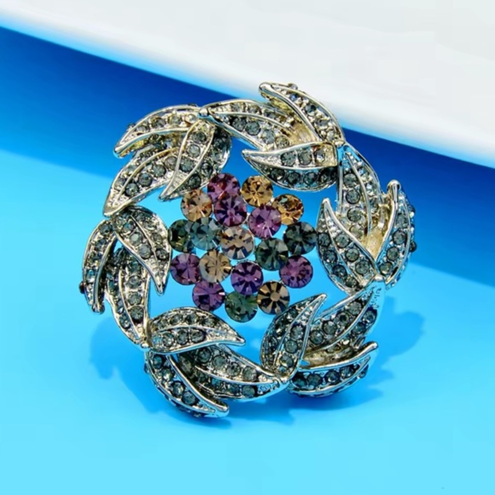 🌻 Beautiful Rhinestones Flower Brooch
